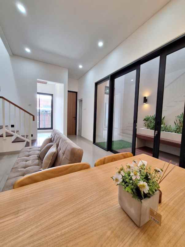 dijual rumah komplek villa dago pamulang