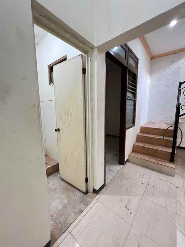 dijual rumah lebak indah