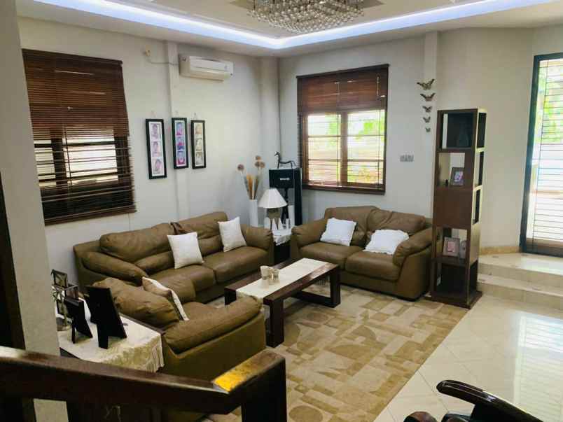 dijual rumah lembah hijau