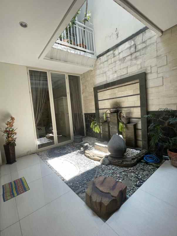 dijual rumah pakuwon city