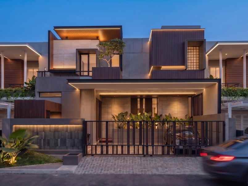 dijual rumah pakuwon city