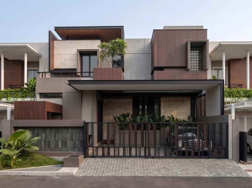 dijual rumah pakuwon city