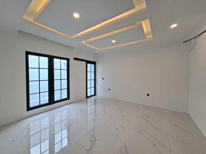 dijual rumah pakuwon indah the mansion