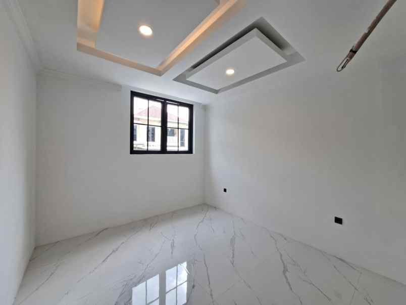 dijual rumah pakuwon indah the mansion