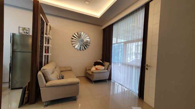 dijual rumah perumahan royal residence