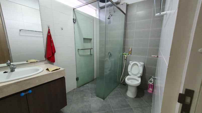 dijual rumah perumahan royal residence
