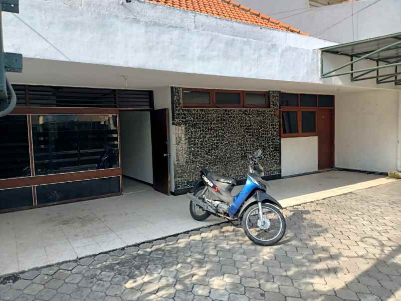 dijual rumah pucang anom