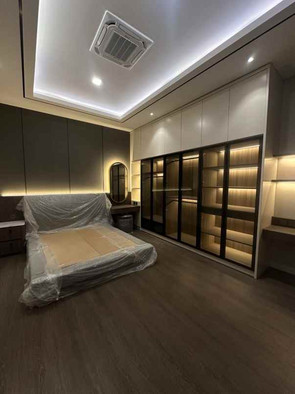 dijual rumah royal residence