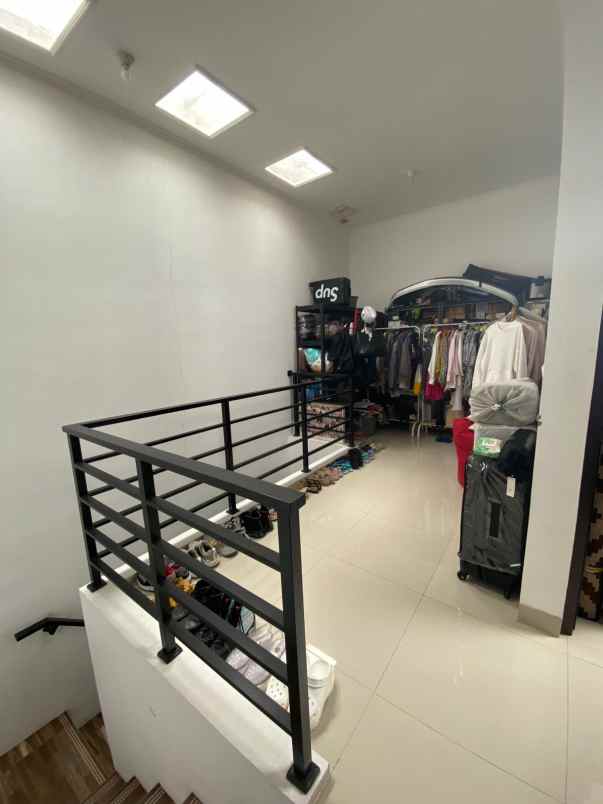 dijual rumah rumah komplek elite puri