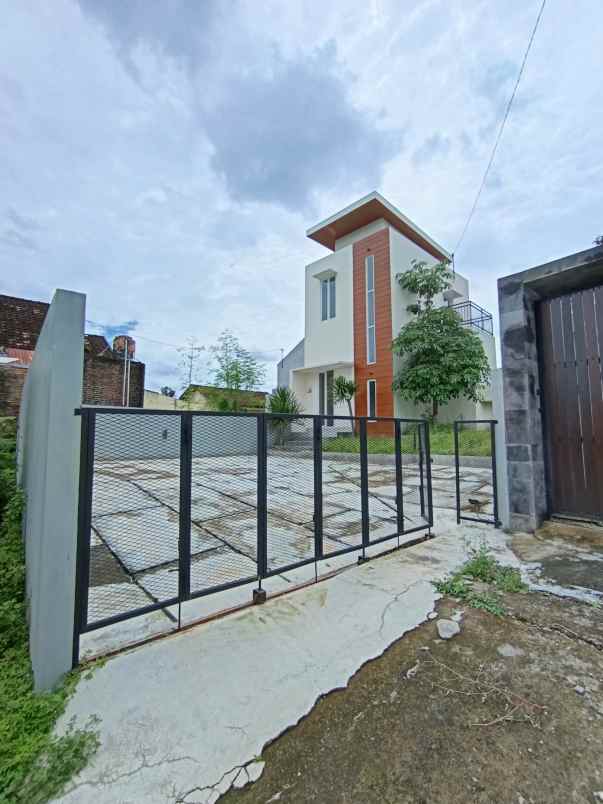 dijual rumah sambego