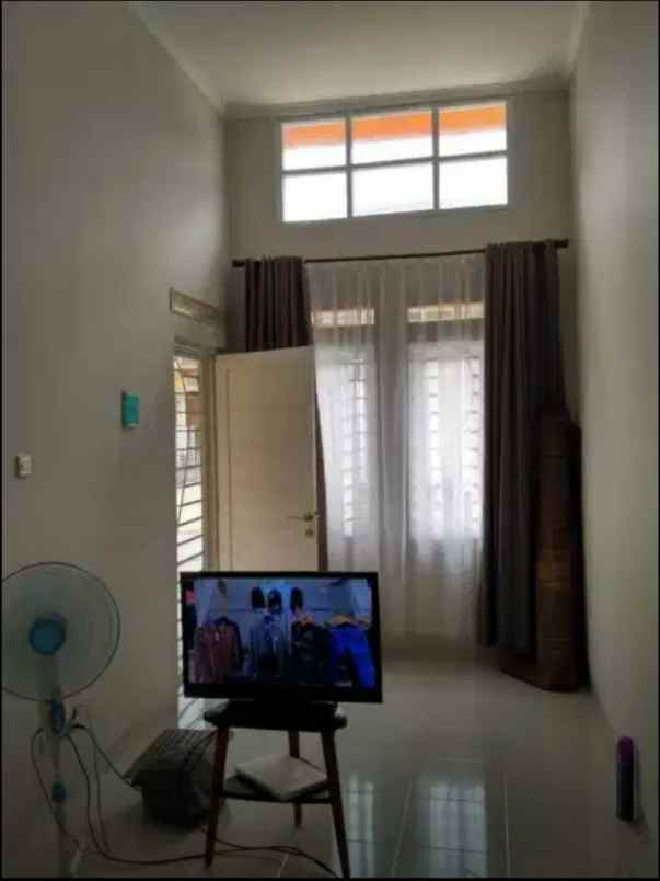 dijual rumah serua