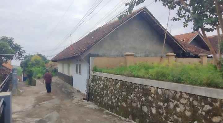 dijual rumah siap huni halaman luas akses mobil