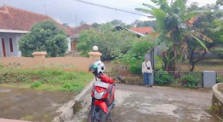 dijual rumah siap huni halaman luas akses mobil