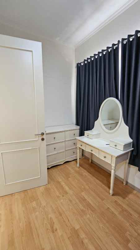 dijual rumah suvarna sutera tangerang