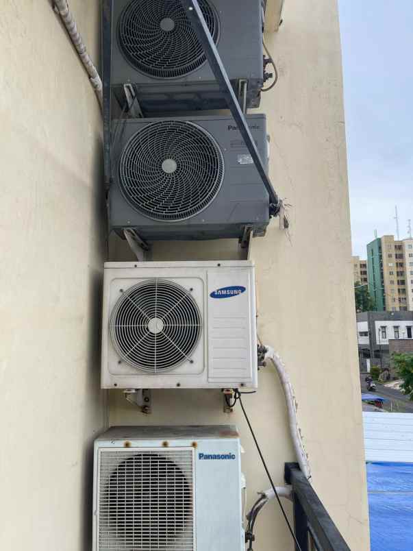 dijual rumah taman surya 5