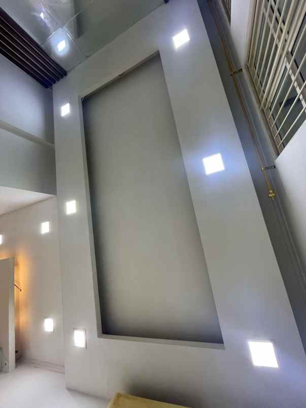 dijual rumah taman surya 5