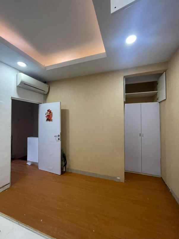 dijual rumah taman surya 5