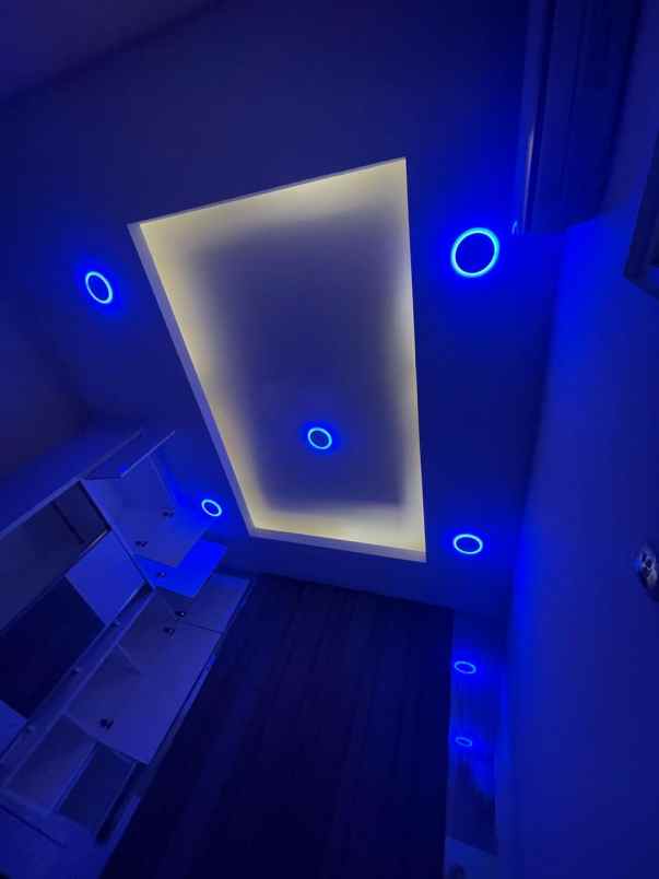 dijual rumah taman surya 5