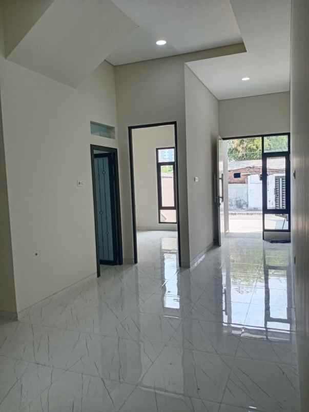 dijual rumah tenggilis mejoyo selatan