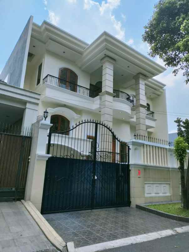 dijual turun harga rumah 2 lantai pondok indah