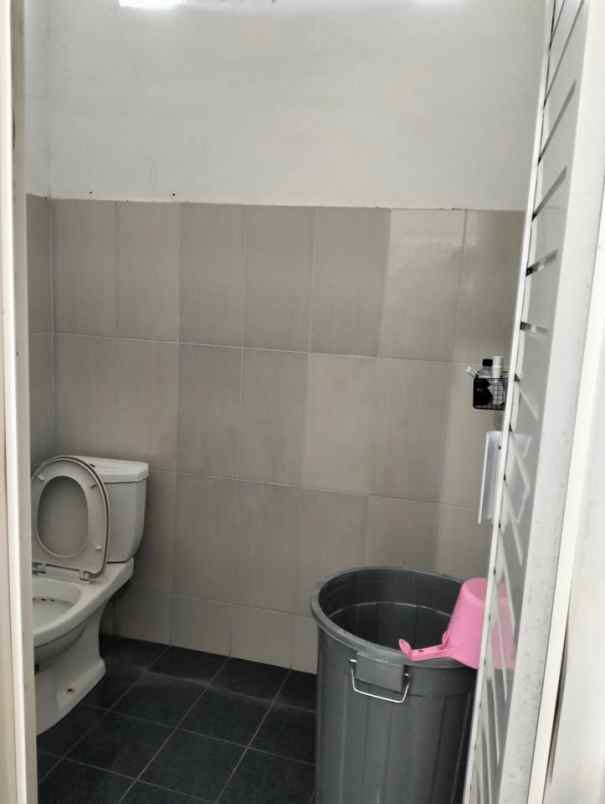 disewakan rumah di belakang umy