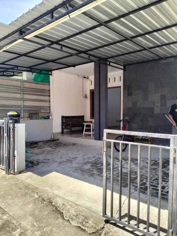 disewakan rumah di belakang umy