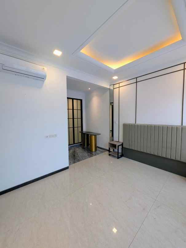 disewakan the white house dian istana surabaya barat