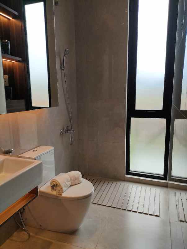 hunian mewah bergaya modern tropis di selatan jakarta