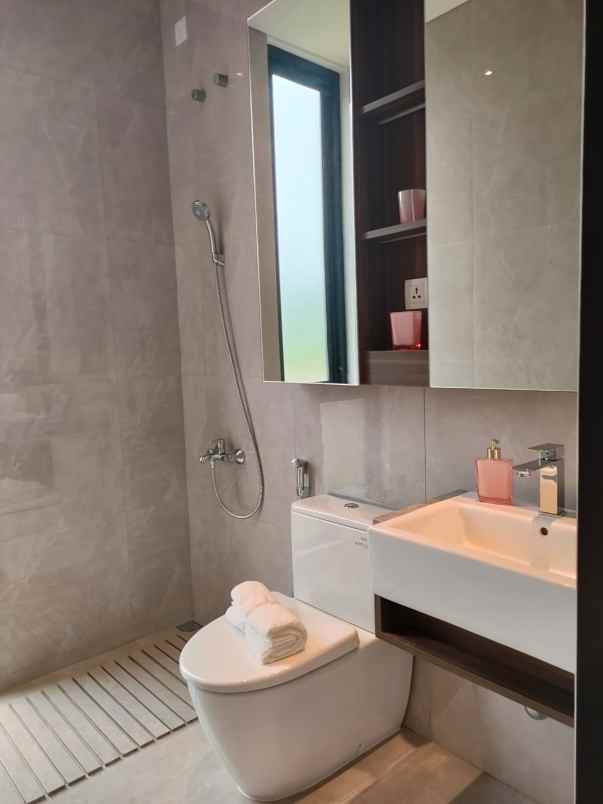 hunian mewah bergaya modern tropis di selatan jakarta