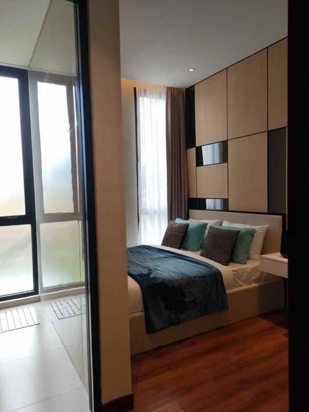 hunian mewah bergaya modern tropis di selatan jakarta