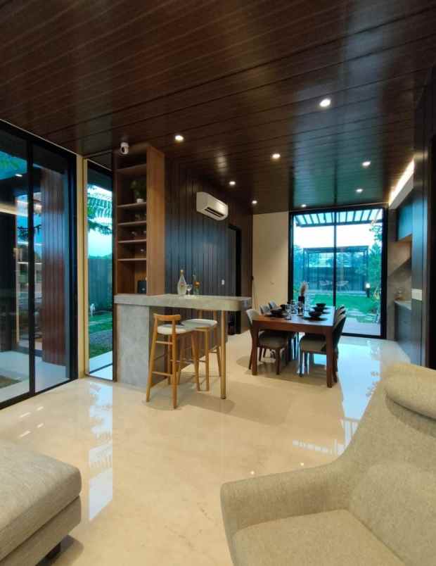 hunian mewah bergaya modern tropis di selatan jakarta