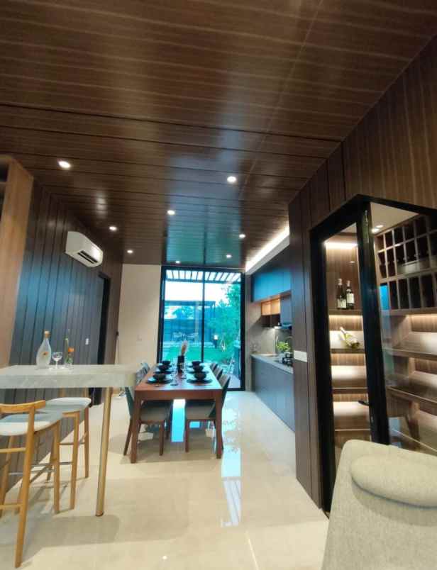 hunian mewah bergaya modern tropis di selatan jakarta