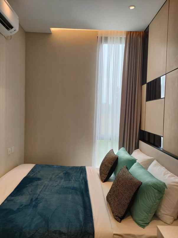 hunian mewah bergaya modern tropis di selatan jakarta