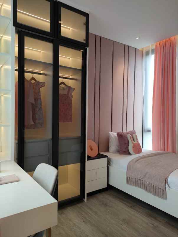 hunian mewah bergaya modern tropis di selatan jakarta