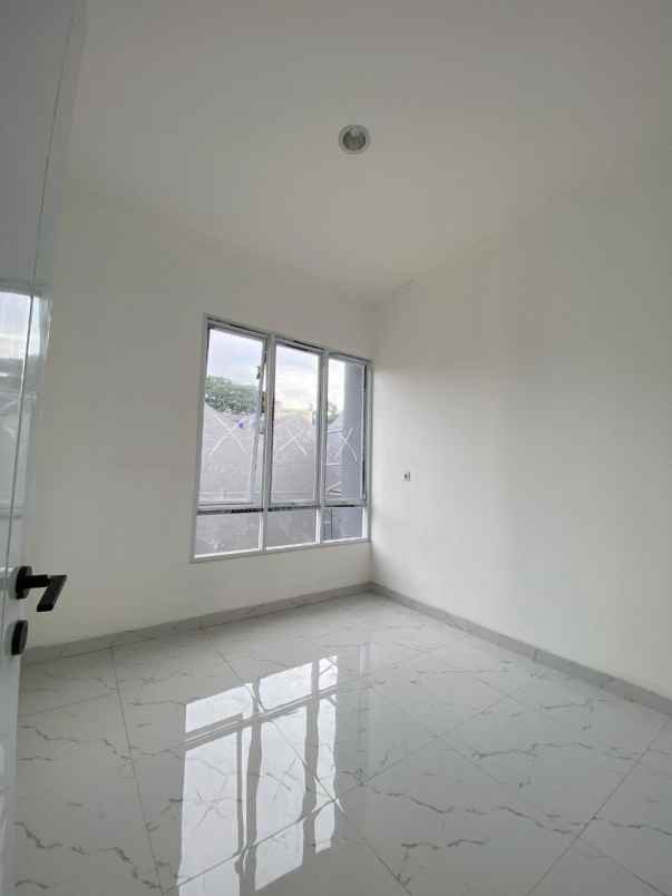 jual rumah 2 lantai grand royale ciracas jakarta timur