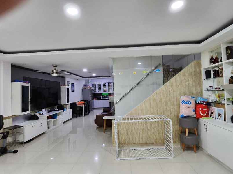 jual rumah taman palem lestari