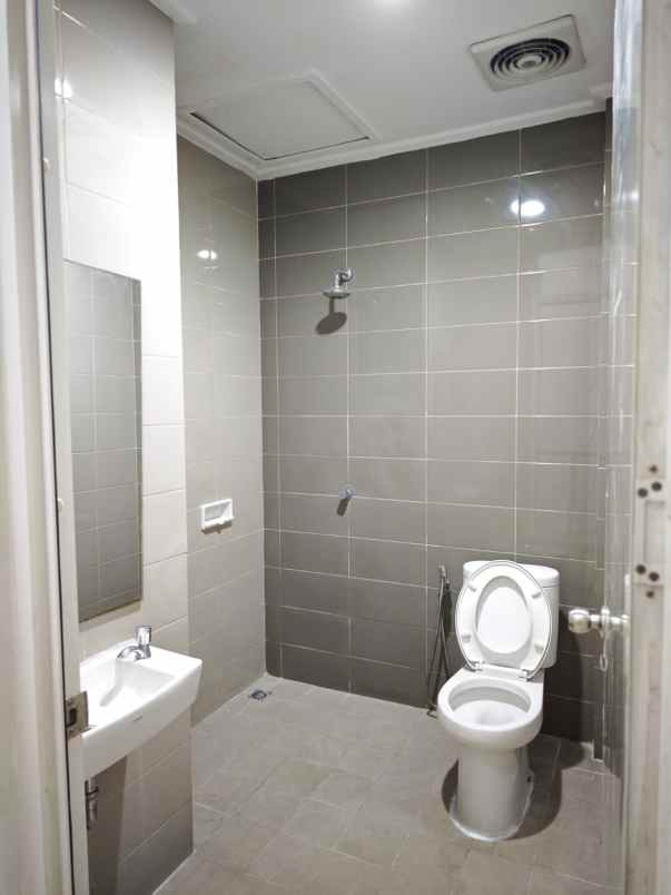 rukan 4 lantai disewakan