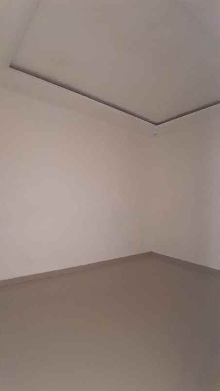 rumah 2 lantai strategis di dalam perumahan