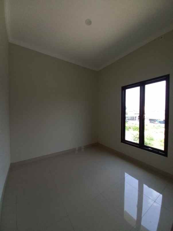 rumah akses jalan raya utama dekat stasiun krl