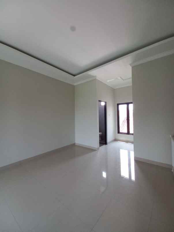 rumah akses jalan raya utama dekat stasiun krl