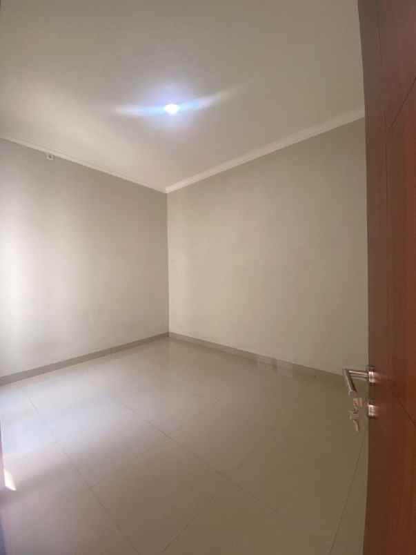 rumah akses jalan raya utama dekat stasiun krl