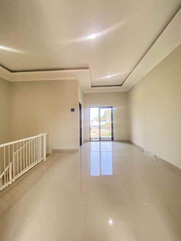 rumah akses jalan raya utama dekat stasiun krl