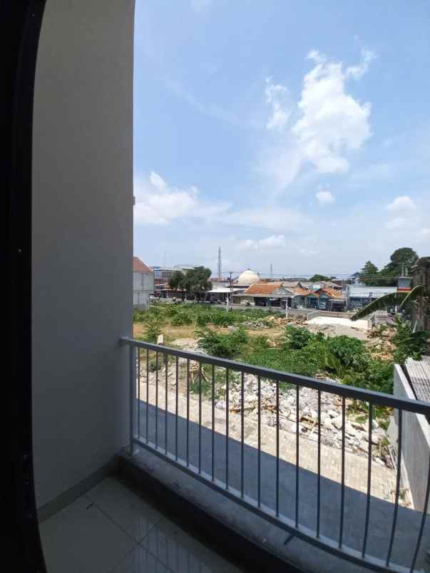 rumah akses jalan raya utama dekat stasiun krl