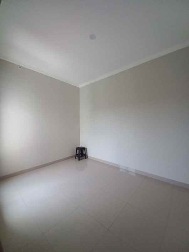 rumah akses jalan raya utama dekat stasiun krl