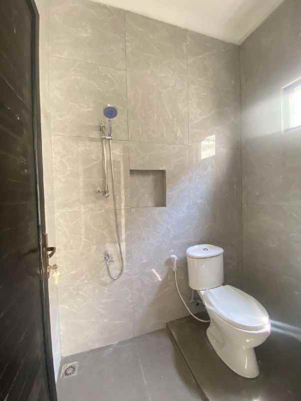 rumah akses jalan raya utama dekat stasiun krl