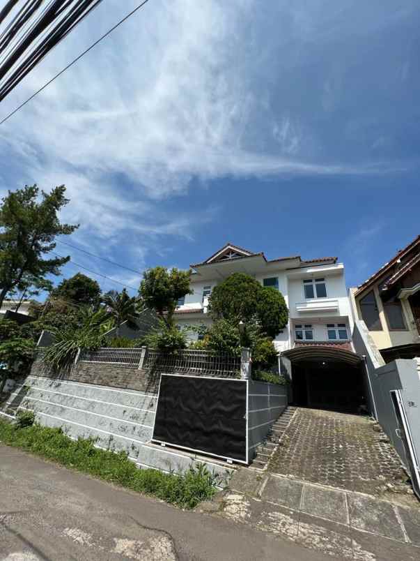rumah asri mewah di tubagus ismail kota bandung