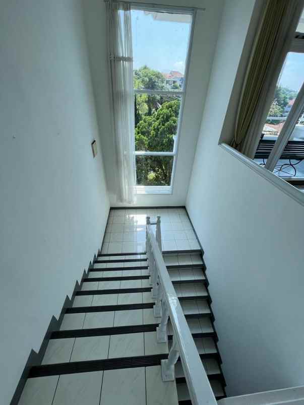 rumah asri mewah di tubagus ismail kota bandung