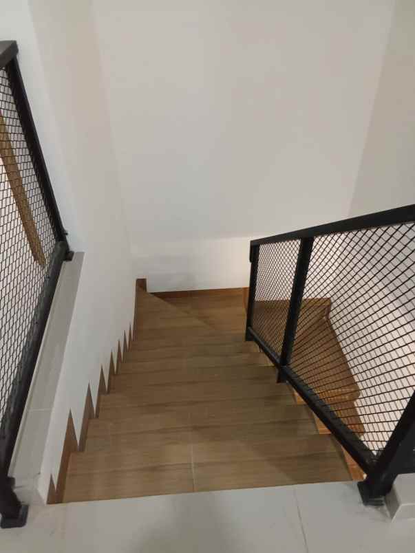 rumah bagus 2 lantai di harapan indah harga nego