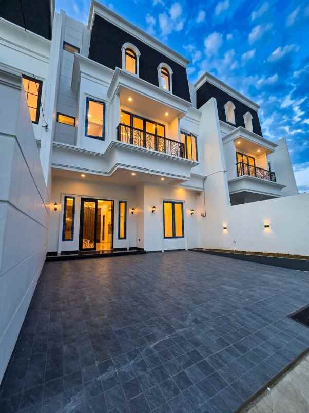 rumah baru klasik modern di pondok bambu jaktim