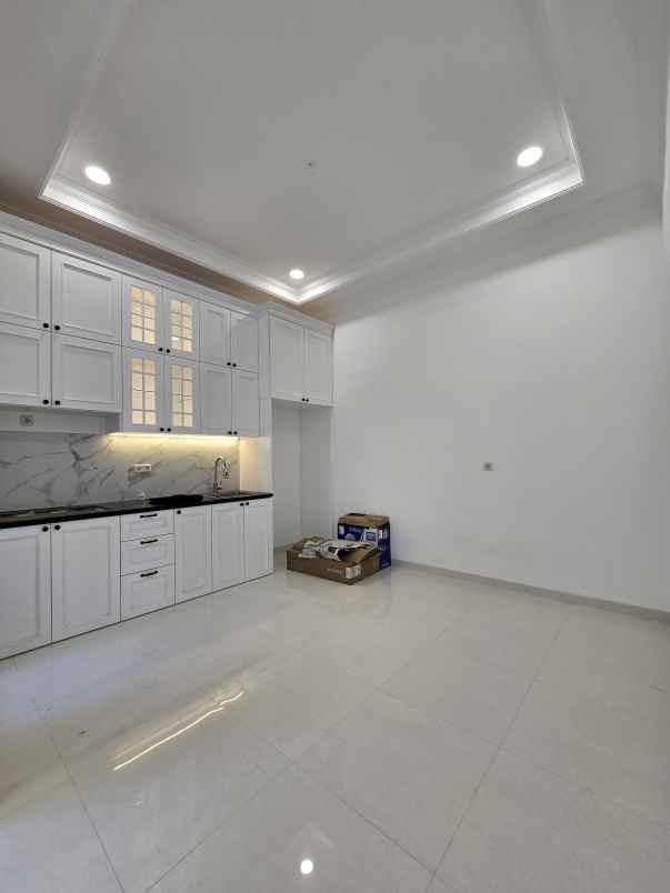 rumah baru klasik modern di pondok bambu jaktim
